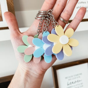 Daisy Acrylic Keychain, Retro Keychain, Retro Flower Keychain, Acrylic Keychain, Backpack Tag, Acrylic Key Tag, Flower Acrylic Keyring image 3