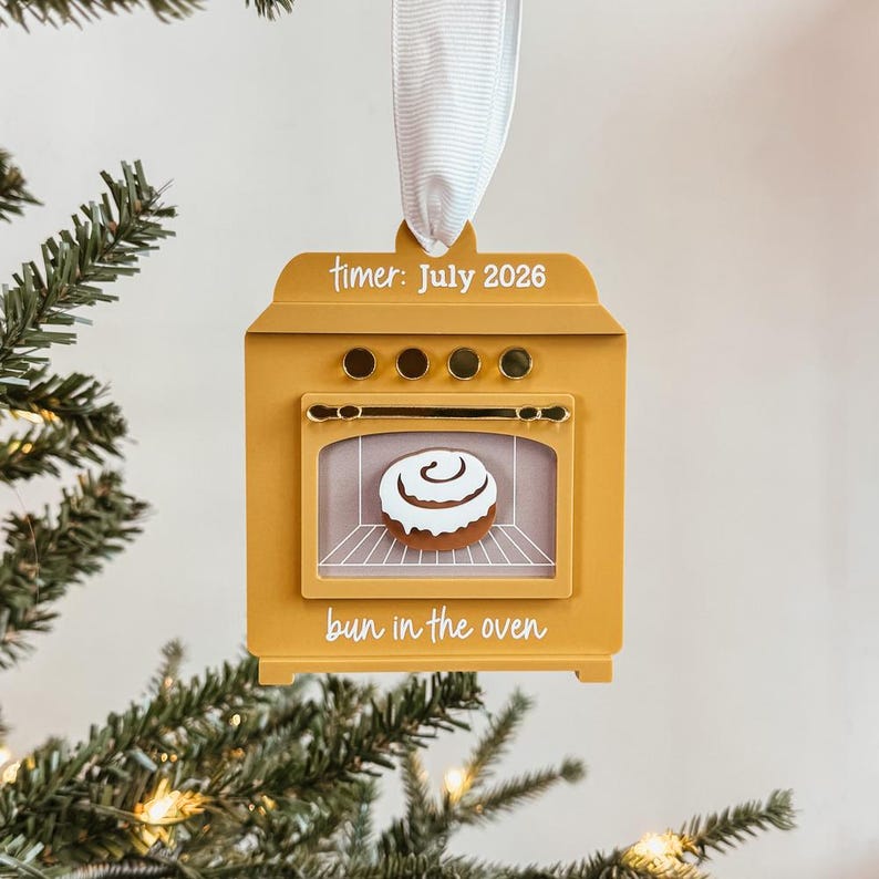 Bun In The Oven Ornament, Pregnancy Announcement Ornament, Expecting Parent Ornament, Personalized Maternity Ornament, New Baby Ornament zdjęcie 10