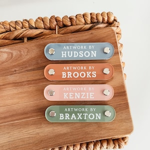 K&ouml;nnte beinhalten: Rustikales Holzschild mit dem wei&szlig;en Schriftzug "Welcome to our home". Das Schild hat eine Used-Optik und ein schlichtes, einladendes Design, ideal f&uuml;r Veranda oder Eingangsbereich.