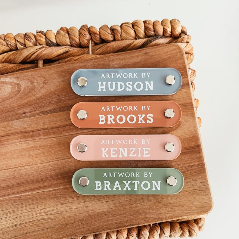 K&ouml;nnte beinhalten: Rustikales Holzschild mit dem wei&szlig;en Schriftzug "Welcome to our home". Das Schild hat eine Used-Optik und ein schlichtes, einladendes Design, ideal f&uuml;r Veranda oder Eingangsbereich.