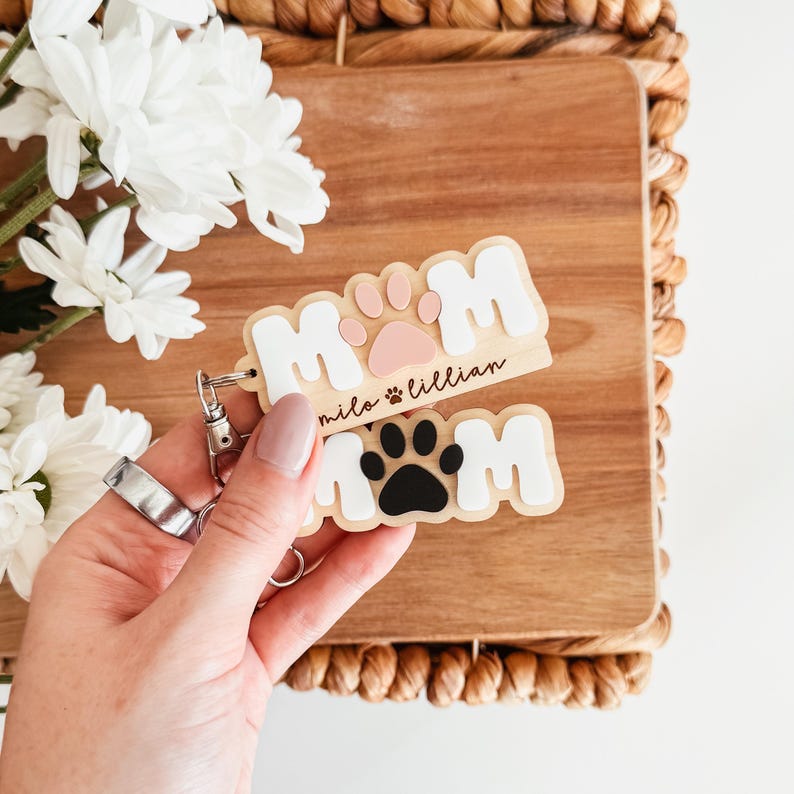 Llavero personalizado para mamás perrunas, llavero con nombre de mascota personalizado, regalo para mamás con huella de pata, regalo del Día de la Madre para amantes de los perros, llavero para mamás de mascotas imagen 2