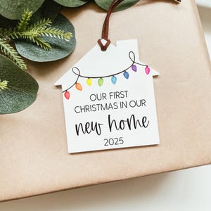 Adorno "Primera Navidad en nuestro nuevo hogar 2025", Adorno para casa nueva, Regalo para nuevos propietarios, Regalo de inauguración de la casa, Regalo de Navidad para agentes inmobiliarios imagen 1