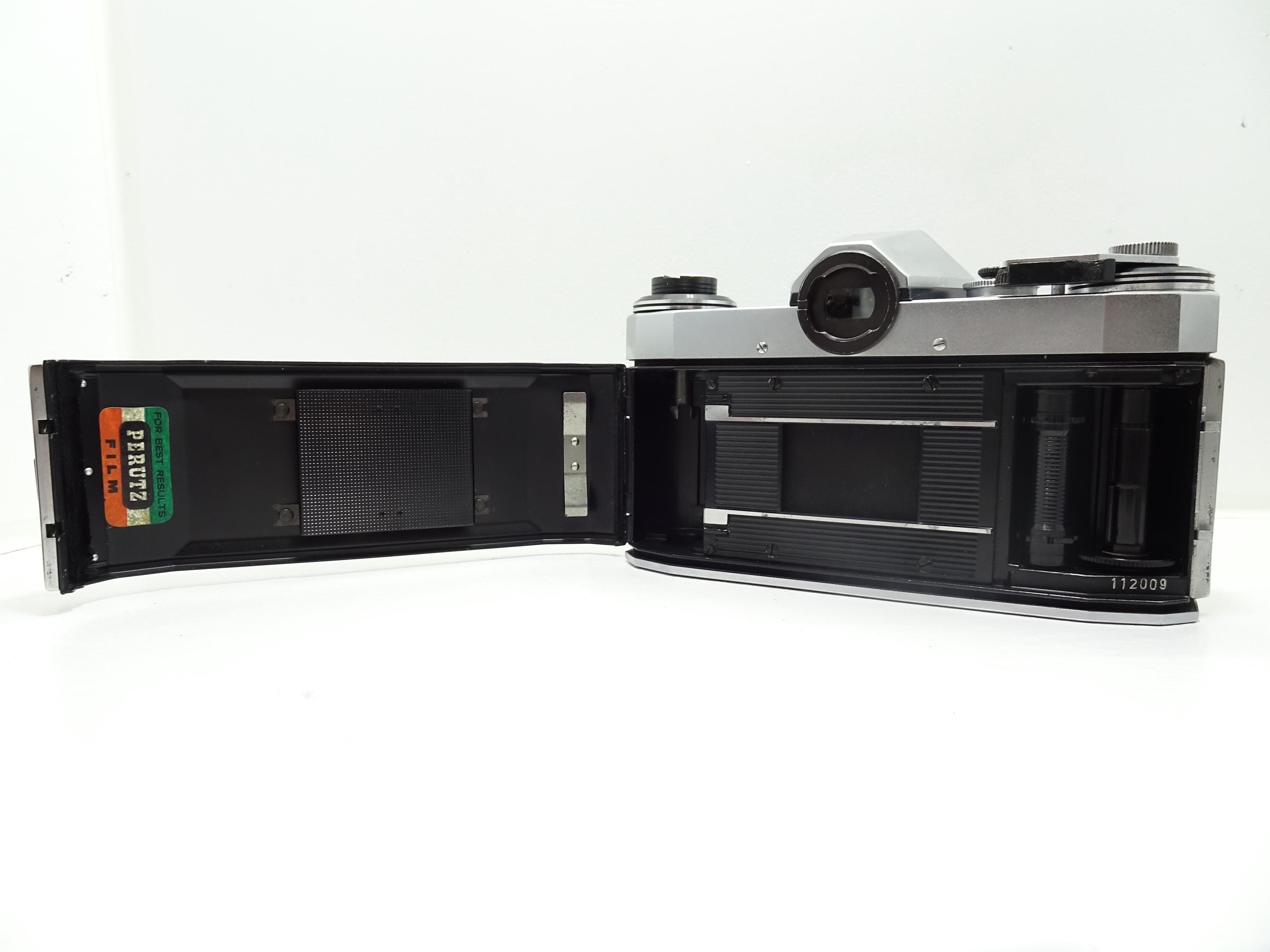 Praktica NovaフィルムカメラとCarl Zeiss Jena Tessar 50 mmレンズ