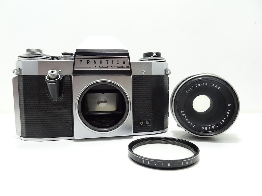 Praktica NovaフィルムカメラとCarl Zeiss Jena Tessar 50 mmレンズ