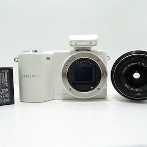 Samsung NX2000 - 20-50mm lens - APS-C Mirrorless Digital Camera.