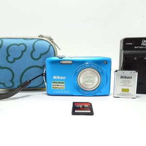 Nikon COOLPIX S3200 16.0 MP Digital Camera Blue with Battery , Charger , MicroSD and Case.