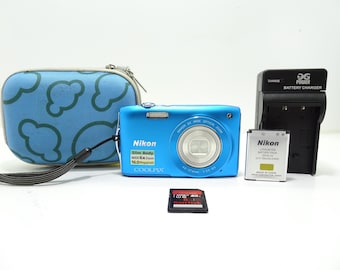 Nikon COOLPIX S3200 16.0 MP Digital Camera Blue with Battery , Charger , MicroSD and Case.
