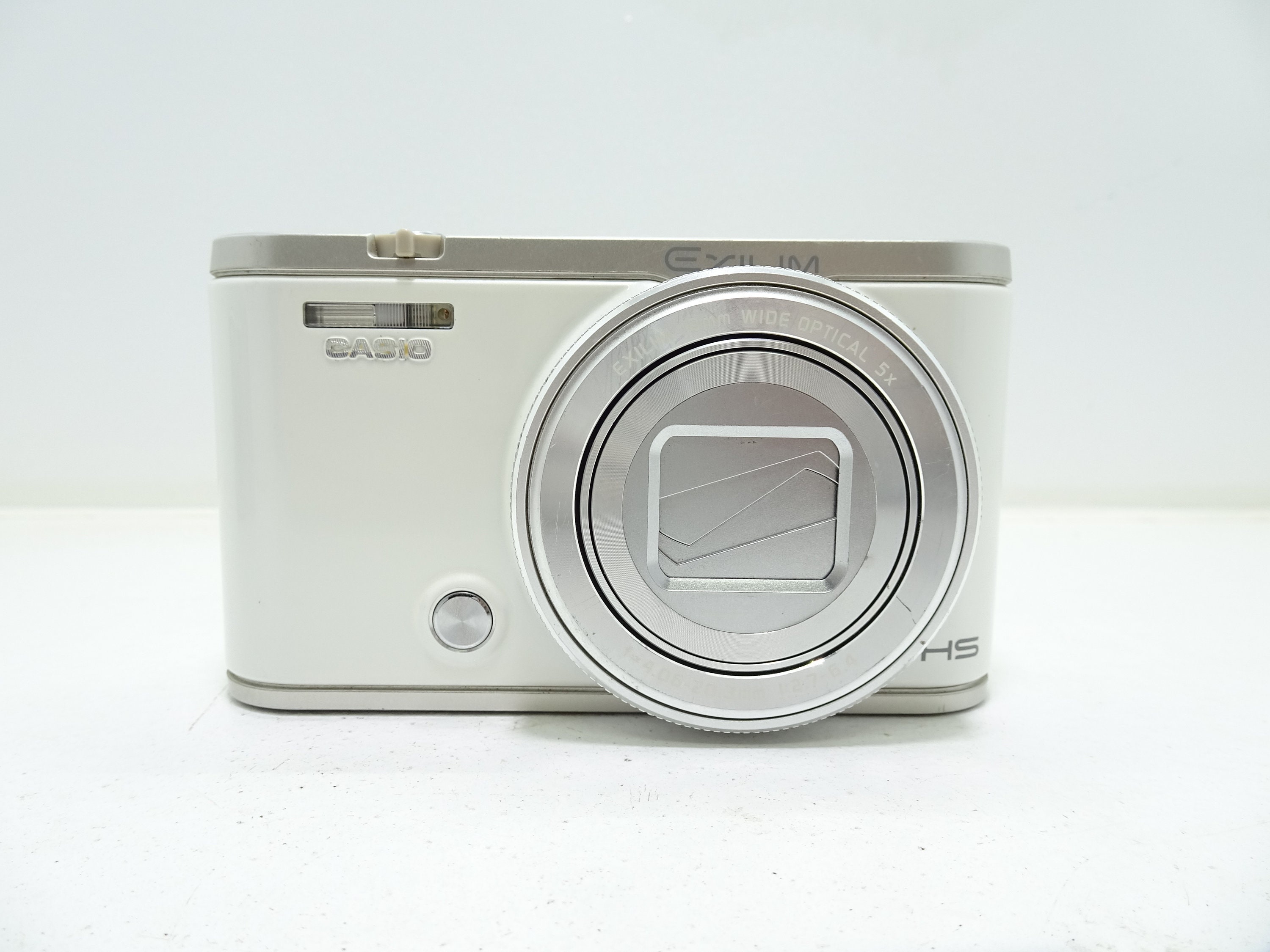 チルト液晶♪ CASIO EXLIM EX-ZR4000 ホワイト CASIO EXILIM EX-ZR4000 Compact Digital Camera - White With