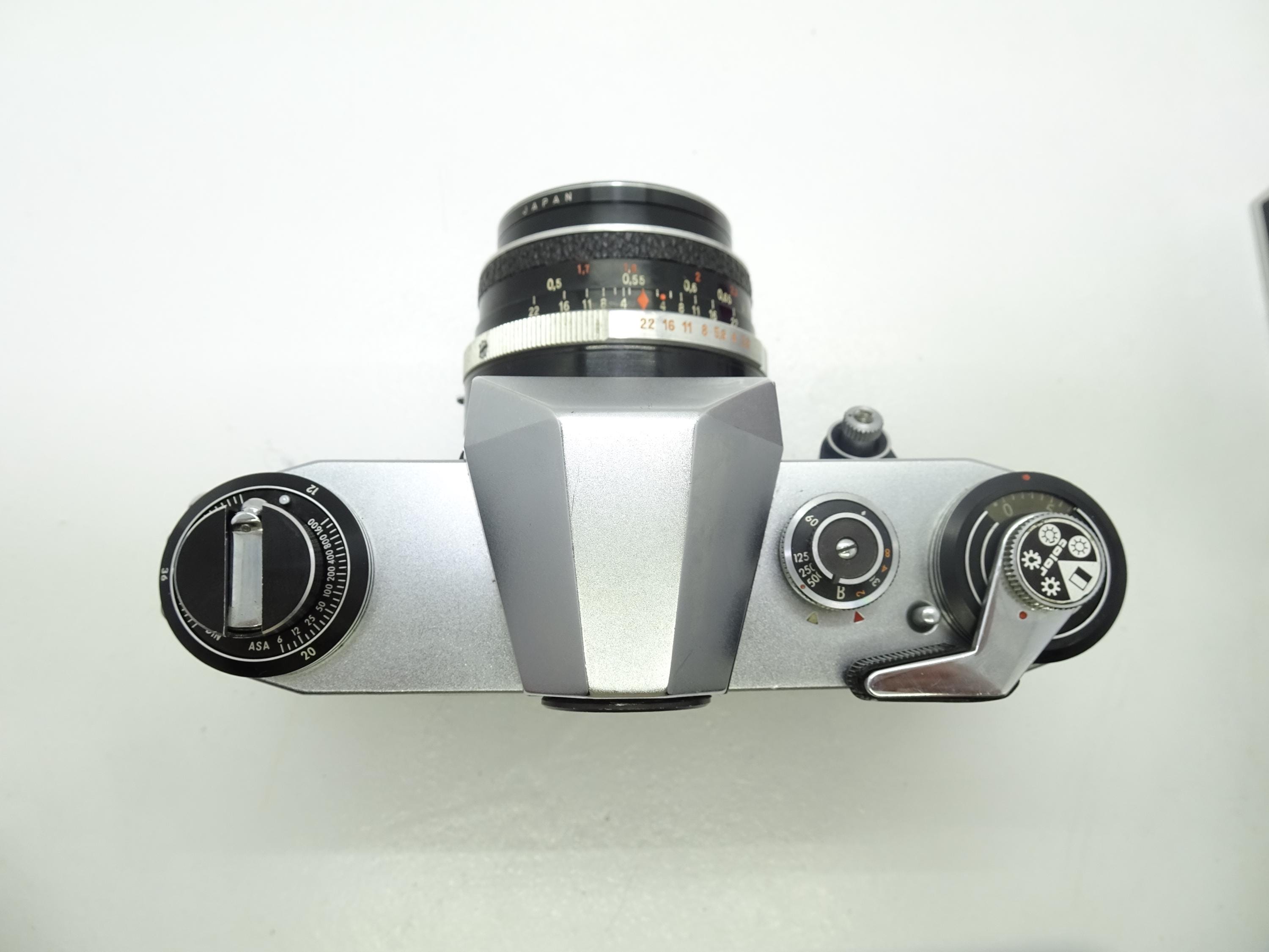 Praktica NovaフィルムカメラとCarl Zeiss Jena Tessar 50 mmレンズ