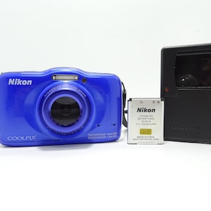 Nikon COOLPIX S32 Digital Camera Waterproof - Pink with Battery and Charger.
