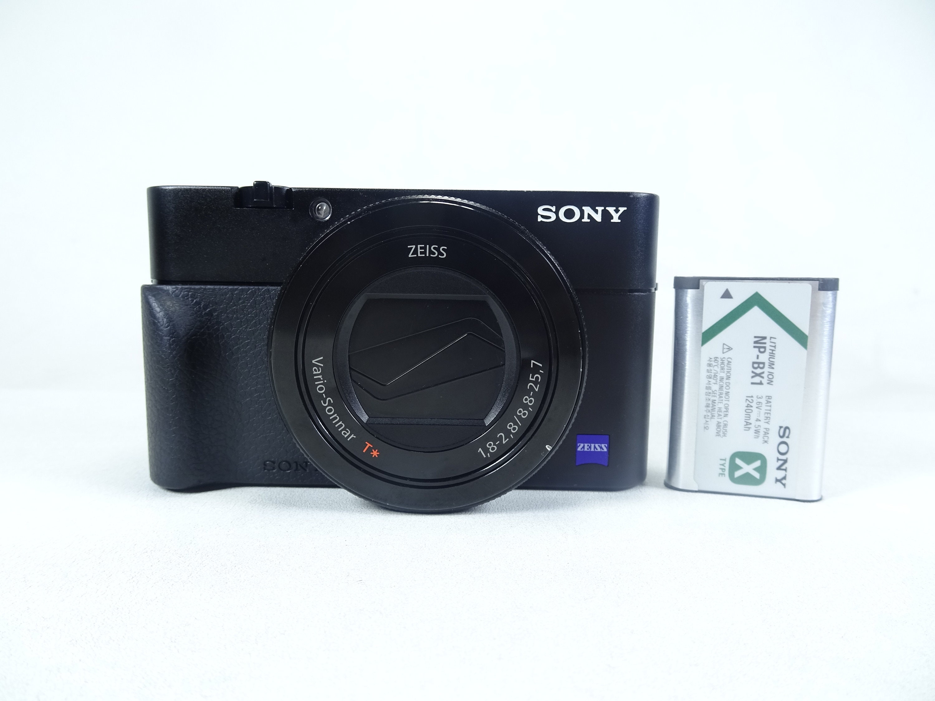 Sony Cyber-shot RX100V DSC-RX100M5 20.1MP Digital Camera in Sony Cyber-shot RX100V DSC-RX100M5 20.1MP Digital Camera in