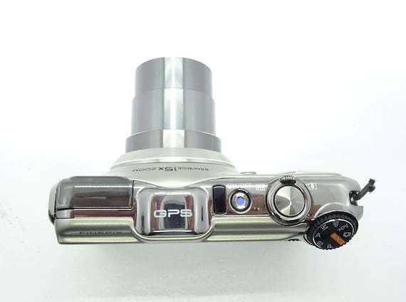 【ジャンク品】 FUJIFILM F550 EXR ホワイト　本体のみ Fujifilm Finepix F550 EXR 16.0MP Compact Digital Camera With