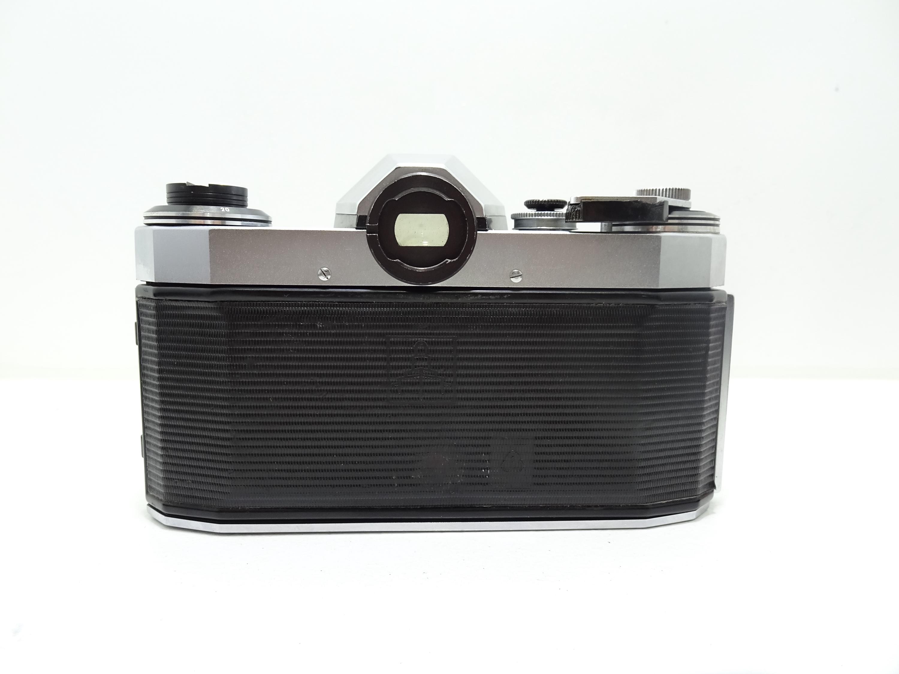 Praktica NovaフィルムカメラとCarl Zeiss Jena Tessar 50 mmレンズ