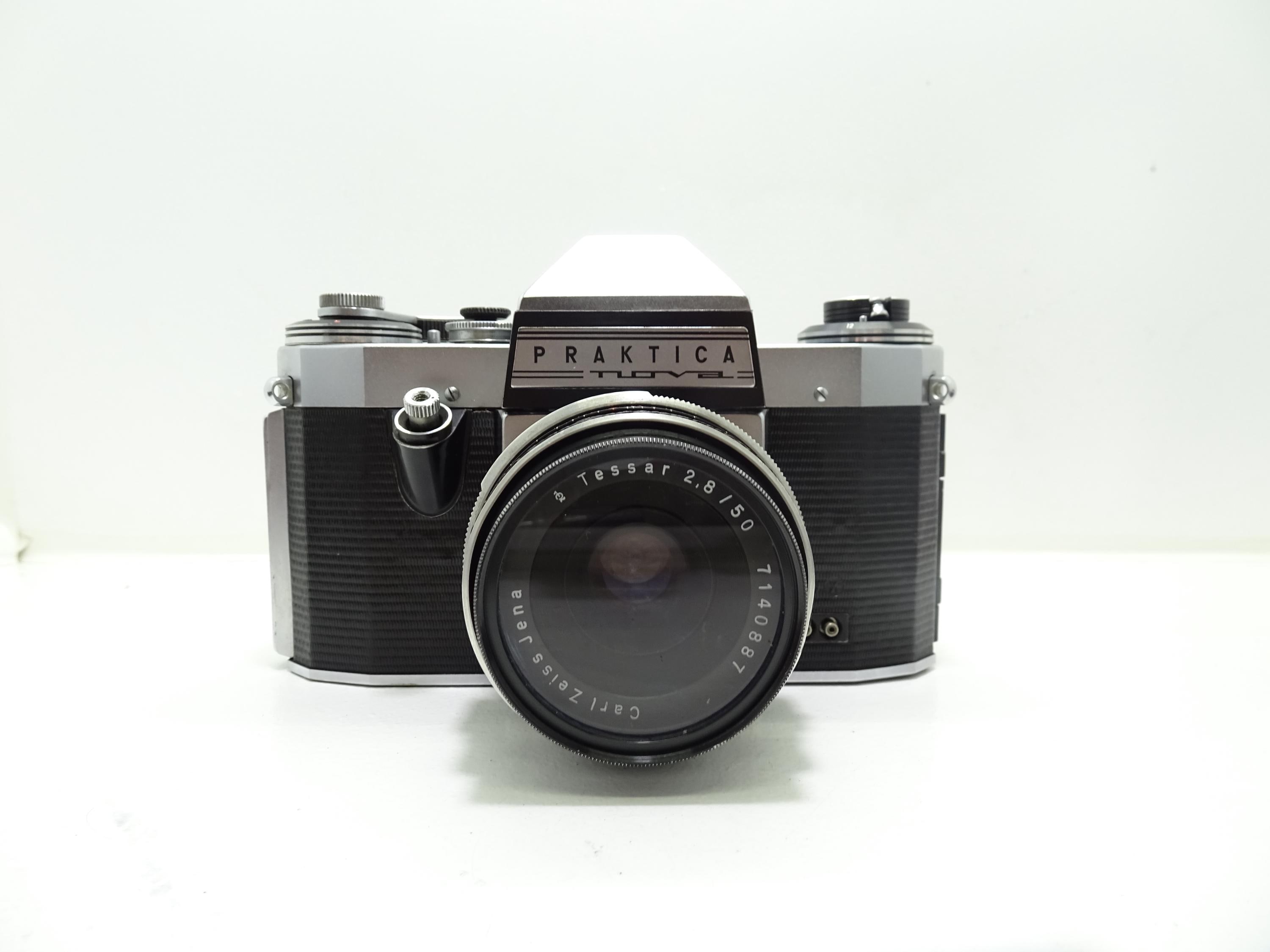 Praktica NovaフィルムカメラとCarl Zeiss Jena Tessar 50 mmレンズ