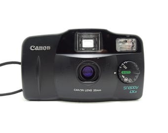 Cámara de película vintage compacta de 35 mm de apuntar y disparar Canon Snappy LX II.