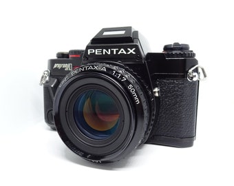 Cámara vintage Pentax Program A SLR de 35 mm con lente Pentax-A 50 mm F1.7, manuales y correa.