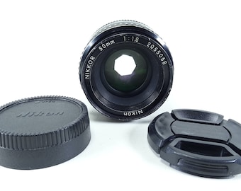 Obiektyw Nikon AI NIKKOR 50 mm F1.8 Pancake MF Standard z przednią i tylną dekielką.