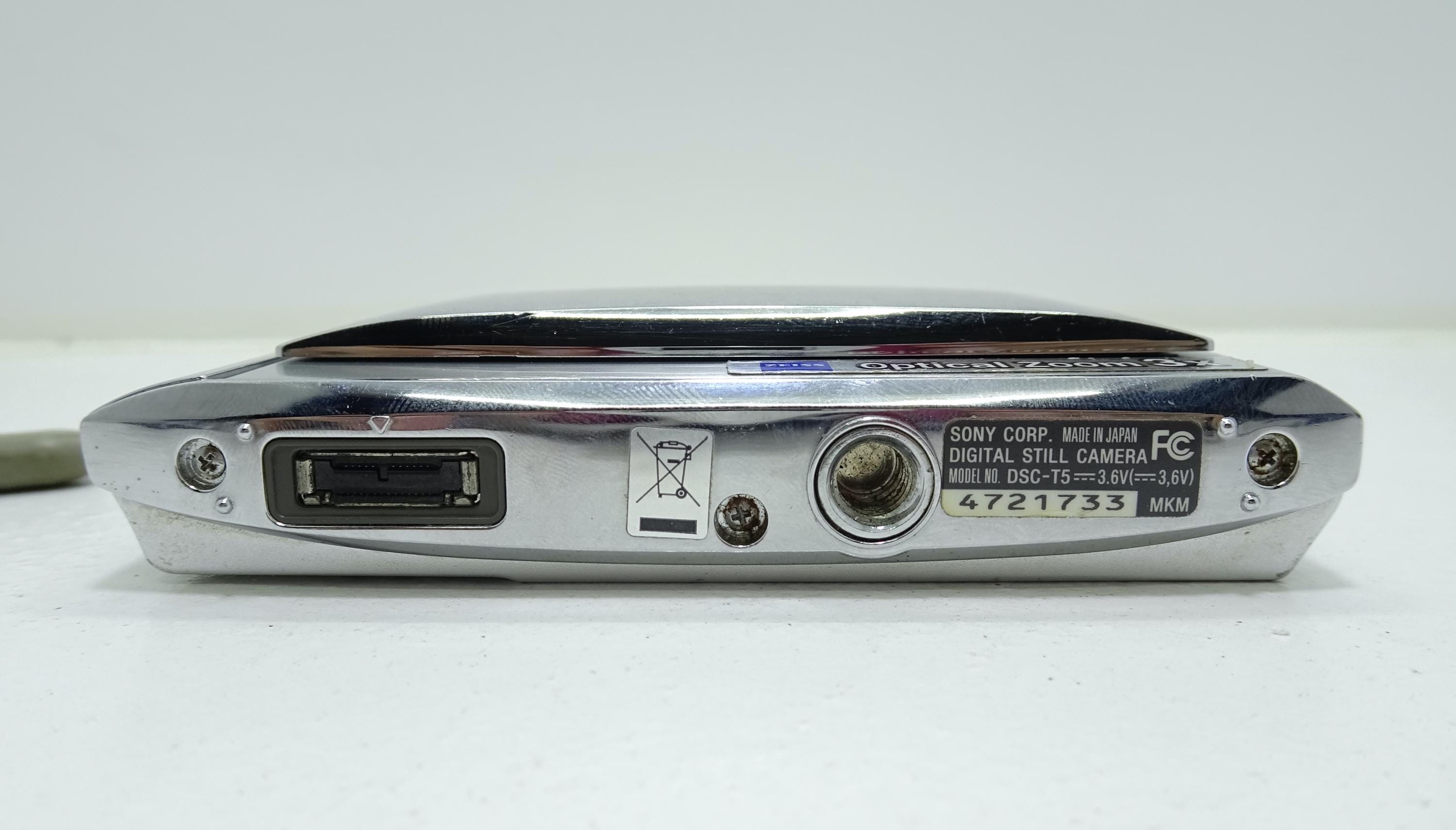 Sony Cyber-shot DSC-T5 5.1MP Digital Camera - Silver With Sony Cyber-shot DSC-T5 5.1MP Digital Camera - Silver With
