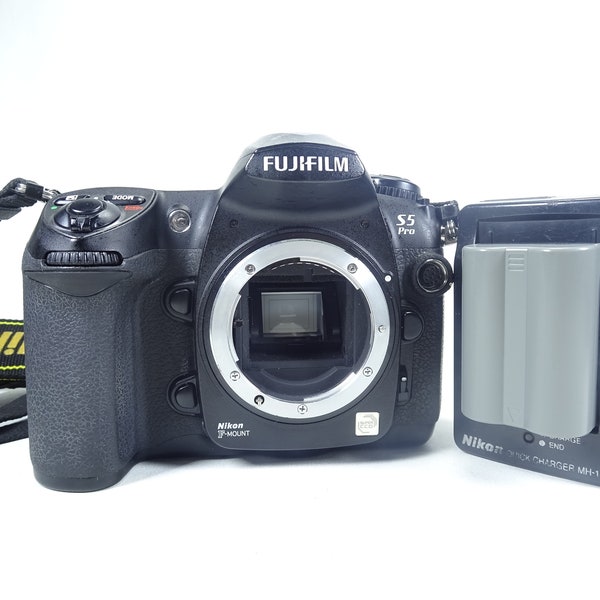 FujiFilm S5 Pro Nikon F Mount Finepix DSLR Digital Camera Body Only with Battery & Charger.