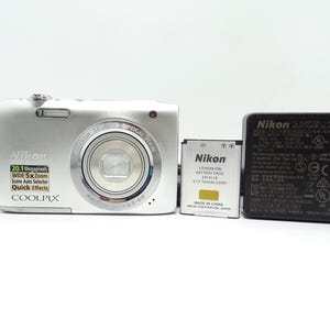 Hochwertige digitale 20MP Kompaktkamera Coolpix S2800 mit Akku & Ladegerät.