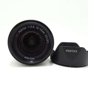 SMC Pentax-Q 06 Telephoto Zoom 15-45mm F2.8 Lens with Hood.