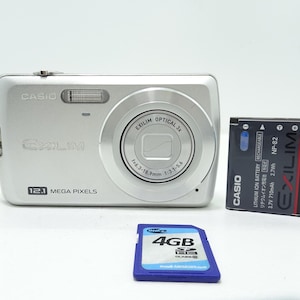 Casio Exilim EX-Z35 Black 12.1MP digital compact camera - Silver with Battery , Charger & MicroSD card.