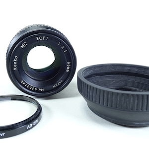 Kenko MC Soft 85mm f/2.5 Manual Focus Lens For Minolta Mount With Hood Filter Cap In Good Condition.