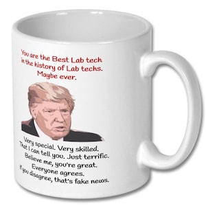 Könnte beinhalten: Eine weiße Keramik-Kaffeetasse mit einem roten und schwarzen Bild eines Mannes mit dem Text "You are the Best Lab tech in the history of Lab techs. Maybe ever. Very special. Very skilled. That I can tell you. Just terrific. Believe me, you're great. Everyone agrees. If you disagree, that's fake news."