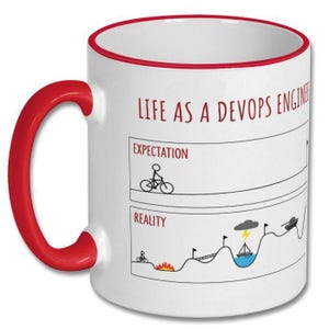 Könnte beinhalten: Weißer Keramikbecher mit rotem Henkel und Rand. Der Becher zeigt den Text "LIFE AS A DEVOPS ENGINEER" und eine humorvolle Grafik, die die Erwartungen im Vergleich zur Realität des Jobs darstellt.