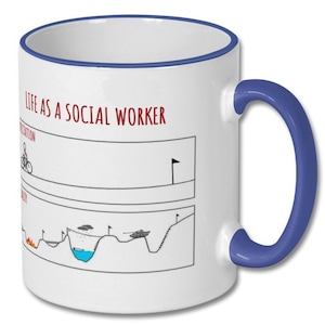 Könnte beinhalten: Weiße Keramik-Kaffeetasse mit blauem Rand und Henkel. Die Tasse zeigt eine Grafik eines Liniendiagramms mit dem Text "Life as a Social Worker". Das Diagramm zeigt eine Linie, die auf und ab geht, mit verschiedenen Hindernissen, darunter ein Fahrrad, ein Panzer und eine Wolke mit Regen.