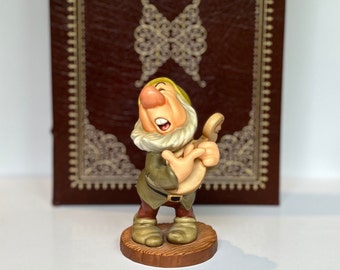 Sneezy Disney Snow White and the Seven Dwarves Ah-Choo Classics Collection Figurine Kids Room Decor Disney Lover&#39;s Collectible