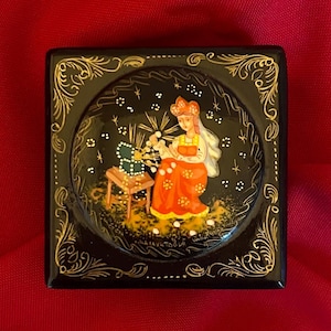 Mstera 20th Century Russian Lacquer Box Hinged Container Handpainted Collectible