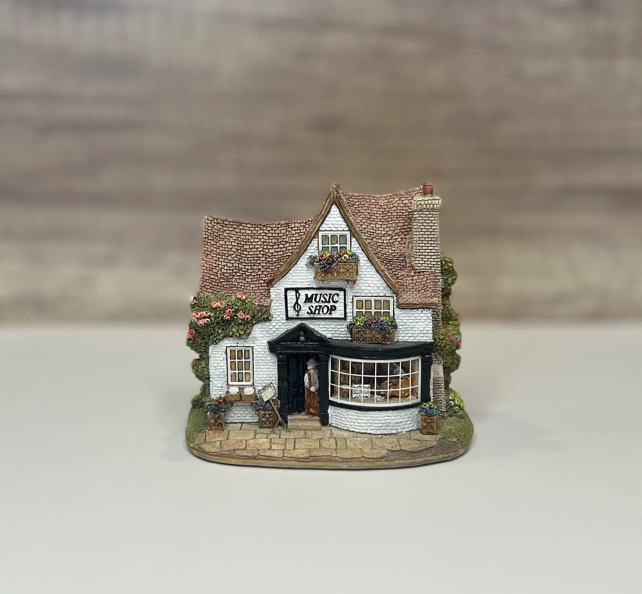 Lilliput Lane the Right Note Music Shop Miniature Cottage