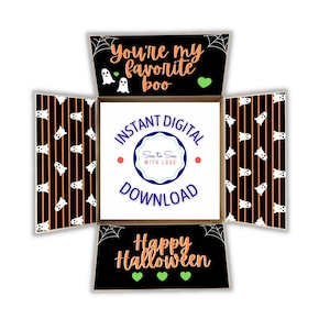 Può includere: Una scatola di cartone aperta con alette interne nere decorate con illustrazioni di fantasmi bianchi, strisce arancioni e ragnatele. L'aletta superiore riporta You're my favorite boo, quella inferiore Happy Halloween e il centro Instant Digital Download.