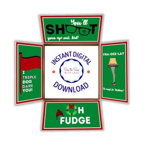 Può includere: Una scatola di cartone aperta con alette interne verdi che presentano grafiche e testi a tema natalizio, tra cui You'll shoot your eye out, kid!, I triple dog dare you!, Fra-gee-lay e Oh Fudge. Il quadrato centrale mostra Instant Digital Download.
