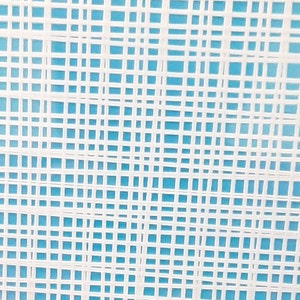 Può includere: Tessuto a rete bianco con un motivo a griglia su uno sfondo blu chiaro.