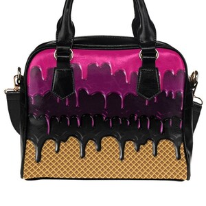 Puede incluir: Un bolso negro con un dise&ntilde;o de cono de helado rosa y negro que gotea en la parte delantera. La parte inferior del bolso es un patr&oacute;n de cono de waffle.