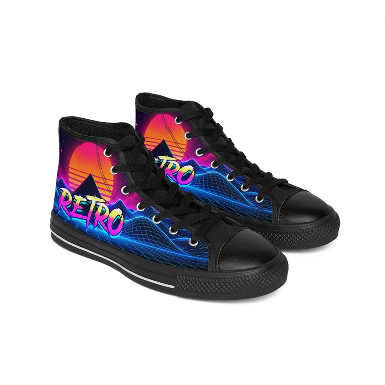 Puede incluir: Zapatillas de ca&ntilde;a alta con cordones y suelas negras, con un estampado gr&aacute;fico vibrante de una puesta de sol, monta&ntilde;as y un patr&oacute;n de rejilla azul. La palabra RETRO est&aacute; impresa en una fuente colorida en el lateral de la lona.