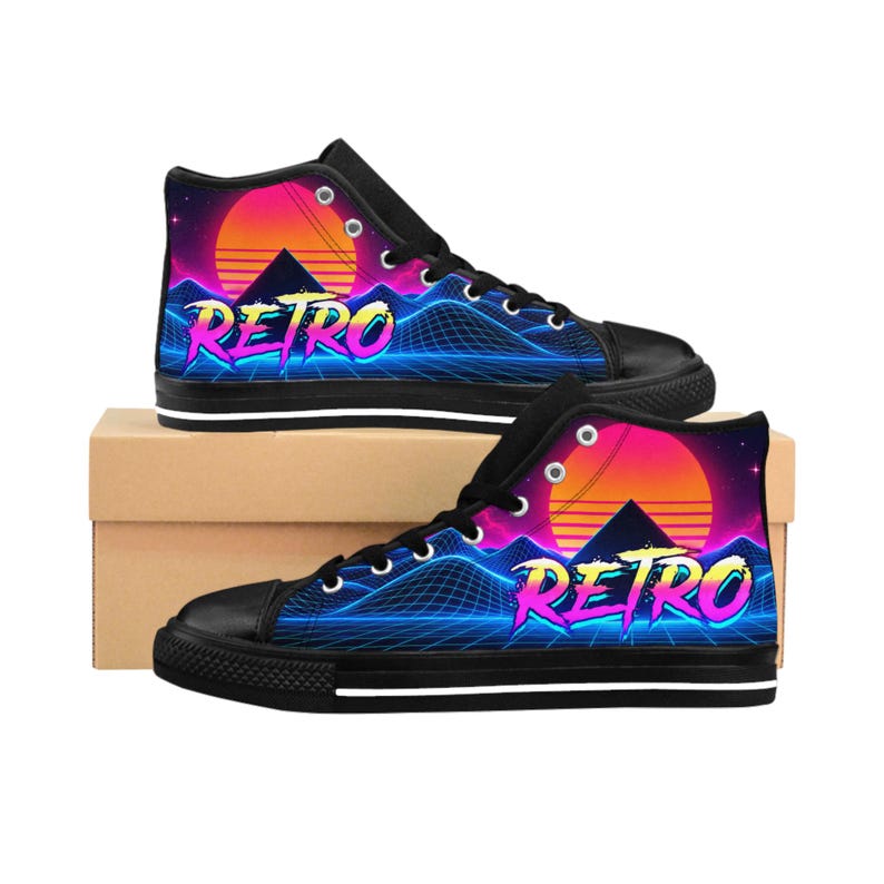 Puede incluir: Un par de zapatillas altas negras con un estampado gr&aacute;fico vibrante de una puesta de sol sobre un paisaje monta&ntilde;oso digital con un patr&oacute;n de cuadr&iacute;cula. La palabra RETRO est&aacute; impresa en una fuente colorida en el lateral.