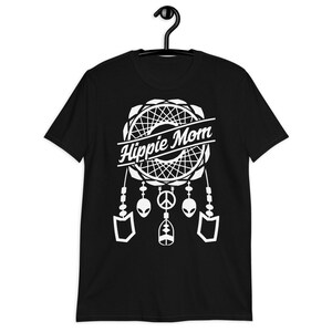 Może przedstawiać: Czarny T-shirt z białym wzorem łapacza sn&oacute;w i tekstem "Hippie Mom".