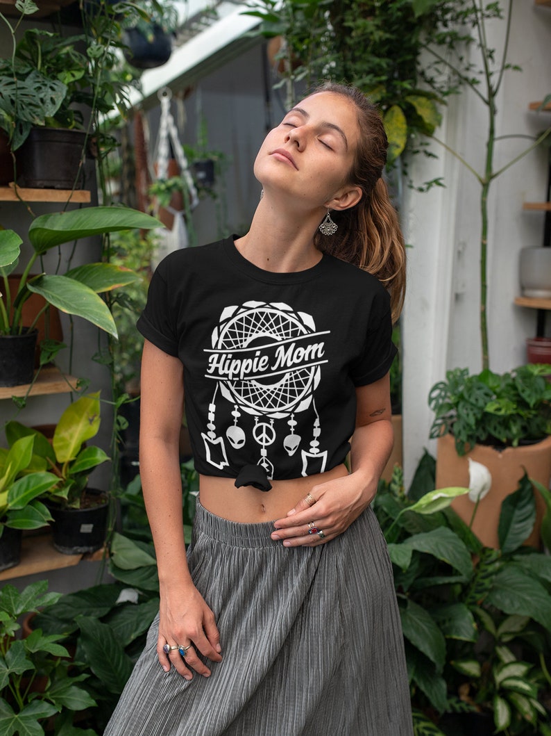 Może przedstawiać: Czarny t-shirt z białym wzorem łapacza sn&oacute;w i napisem "Hippie Mom".