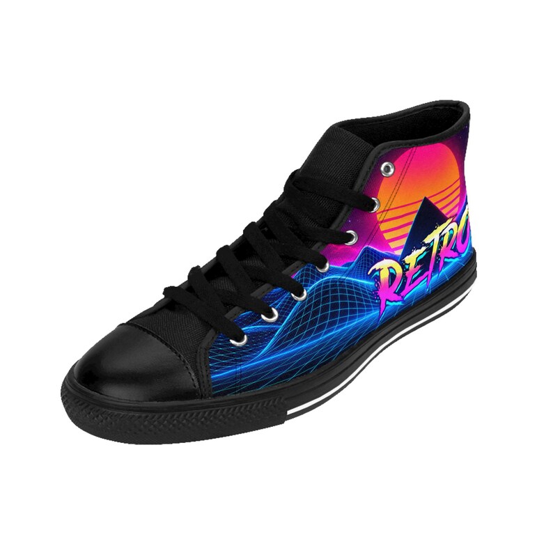 Puede incluir: Una zapatilla alta negra con un estampado gr&aacute;fico vibrante de un atardecer, monta&ntilde;as y un patr&oacute;n de cuadr&iacute;cula azul. La palabra RETRO est&aacute; impresa en una fuente estilizada de color rosa y azul en el lateral. Tiene cordones, puntera y suela negros.