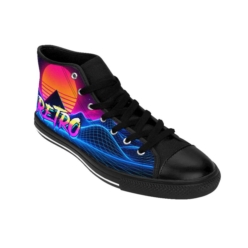 Puede incluir: Una zapatilla alta negra con un estampado gr&aacute;fico vibrante de una puesta de sol, monta&ntilde;as y un patr&oacute;n de rejilla de ne&oacute;n azul. La palabra RETRO est&aacute; impresa en letras coloridas y estilizadas en el lateral. El calzado tiene cordones y suela negros.