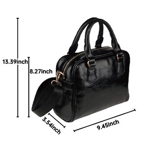 Puede incluir: Bolso de mano de cuero negro con asa superior y correa de hombro desmontable. El bolso mide 34 cm de alto, 24 cm de ancho y 21 cm de profundidad.
