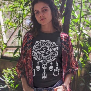 Może przedstawiać: Czarny T-shirt z białym wzorem łapacza sn&oacute;w i napisem "Hippie Mom".