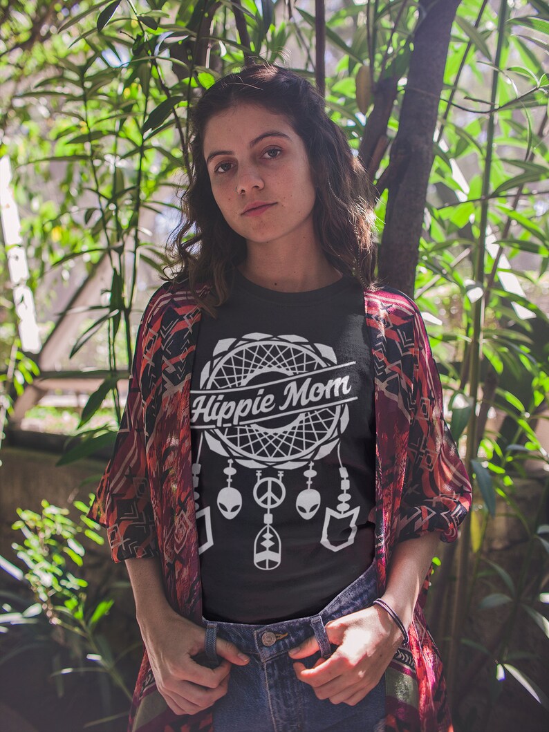Może przedstawiać: Czarny T-shirt z białym wzorem łapacza sn&oacute;w i napisem "Hippie Mom".
