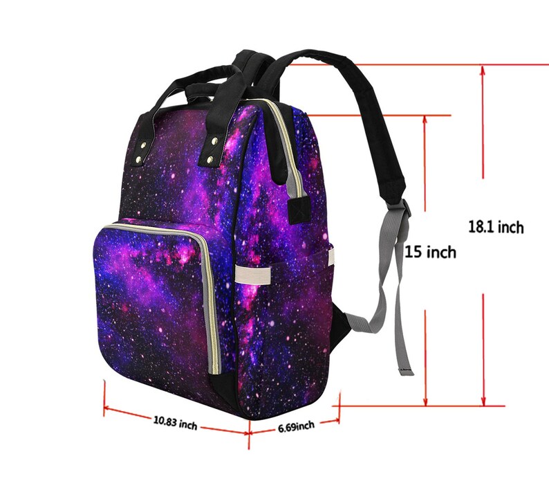 Pode incluir: Mochila de fraldas de cor roxa e preta com estampa de gal&aacute;xia e detalhes de z&iacute;per dourados. A mochila mede 46 cm de altura, 38 cm de largura, 27,5 cm de comprimento e 17 cm de profundidade.