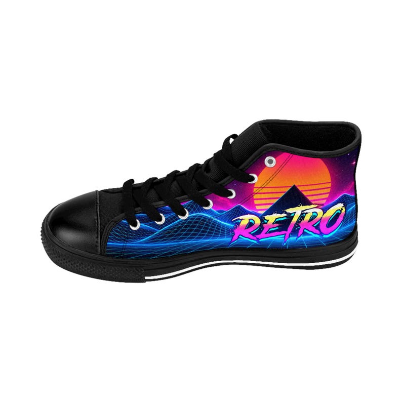 Puede incluir: Una zapatilla alta negra con un estampado gr&aacute;fico vibrante de un atardecer de ne&oacute;n sobre un paisaje monta&ntilde;oso de rejilla azul. La palabra RETRO est&aacute; impresa en una fuente colorida y estilizada en el lateral. El calzado tiene cordones y suela negros.
