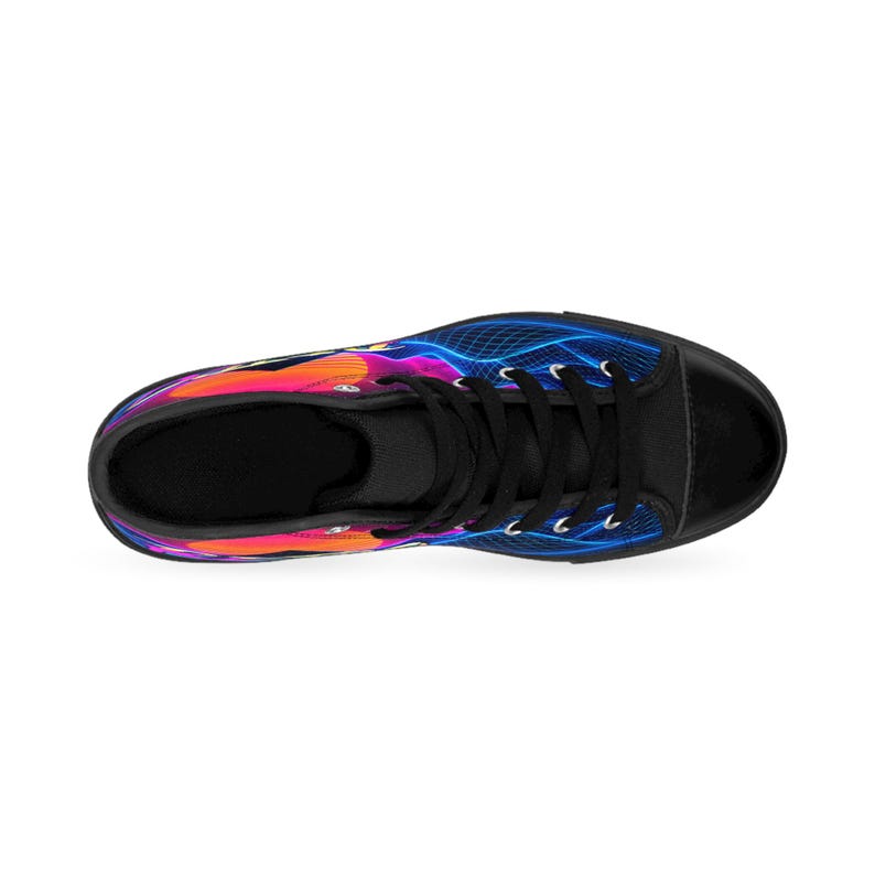 Puede incluir: Una zapatilla alta con puntera negra, cordones negros y leng&uuml;eta negra. Los paneles laterales muestran un estampado gr&aacute;fico vibrante con un degradado de atardecer en naranja y rosa, contrastado por l&iacute;neas de cuadr&iacute;cula y ondas de ne&oacute;n azul.