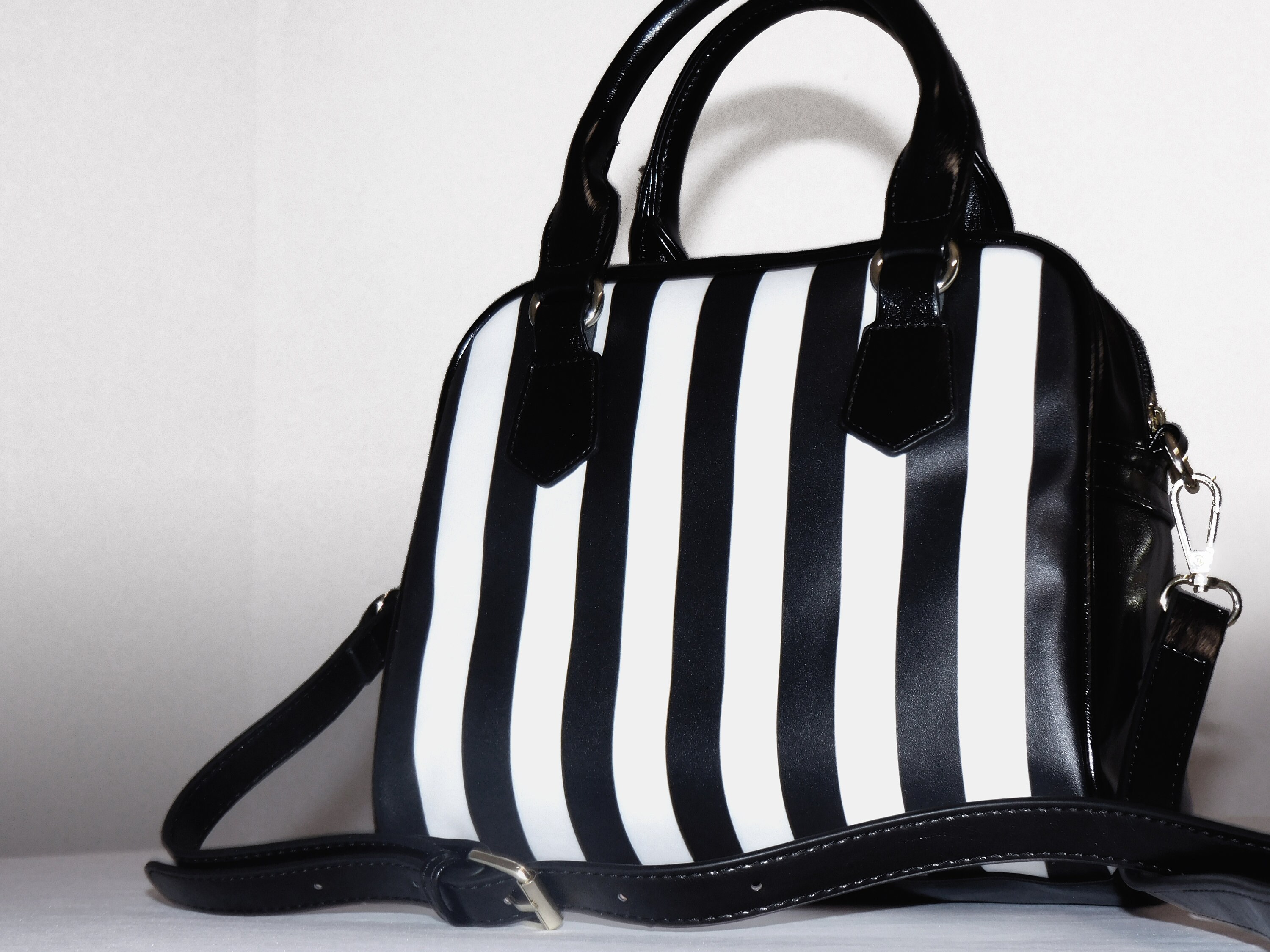 Black and white top striped tote bag